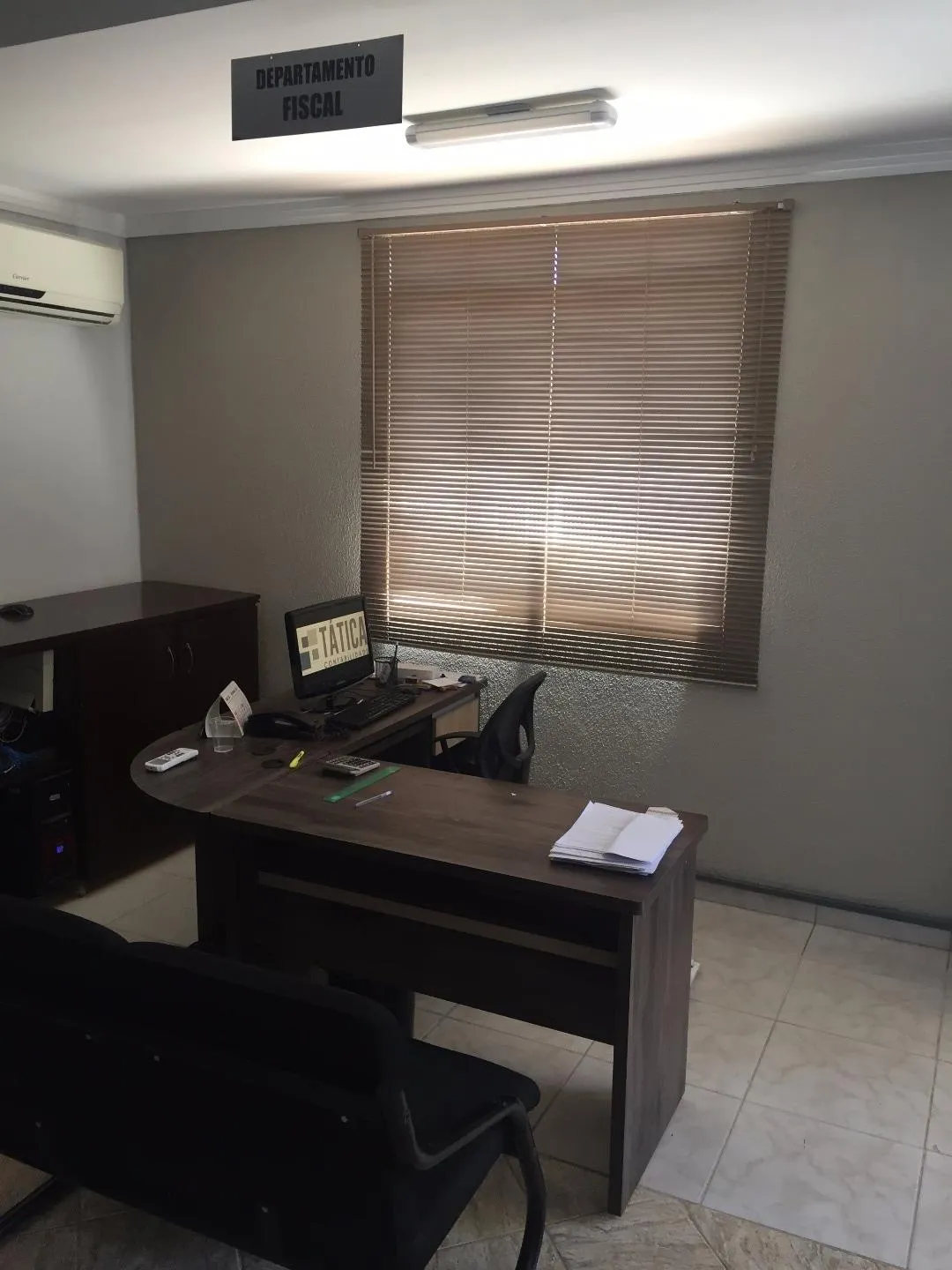 Sala do Departamento Fiscal, com mesa, computador e armário